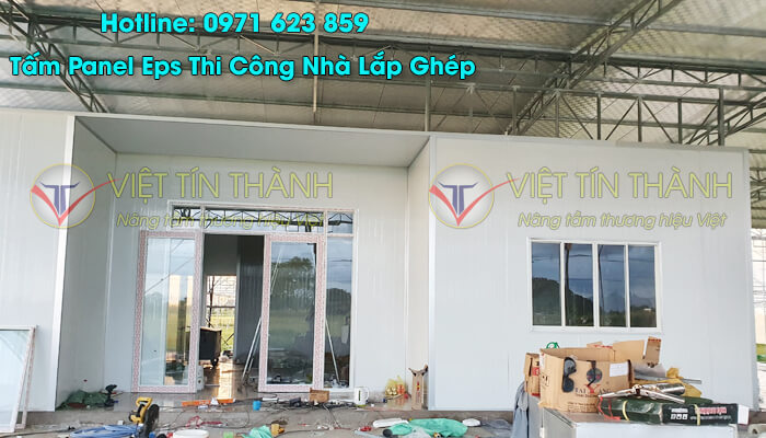 Thi công tấm cách nhiệt panel eps. Ảnh:Việt Tín Thành